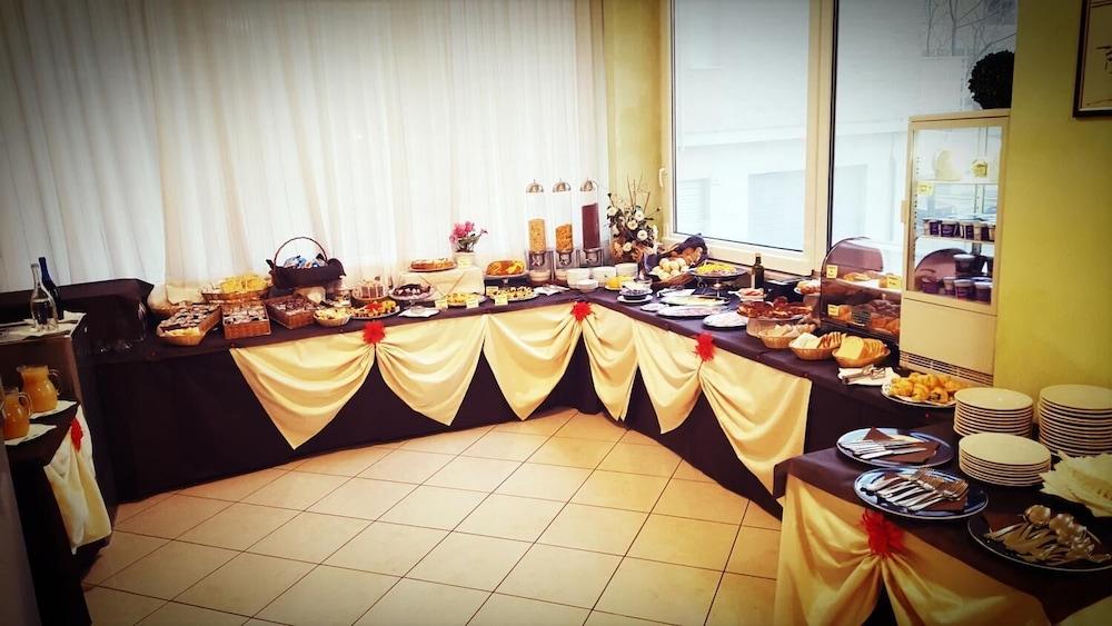 Hotel Gala Пезаро Экстерьер фото