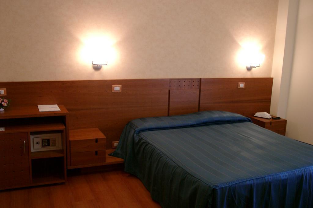 Hotel Gala Пезаро Экстерьер фото